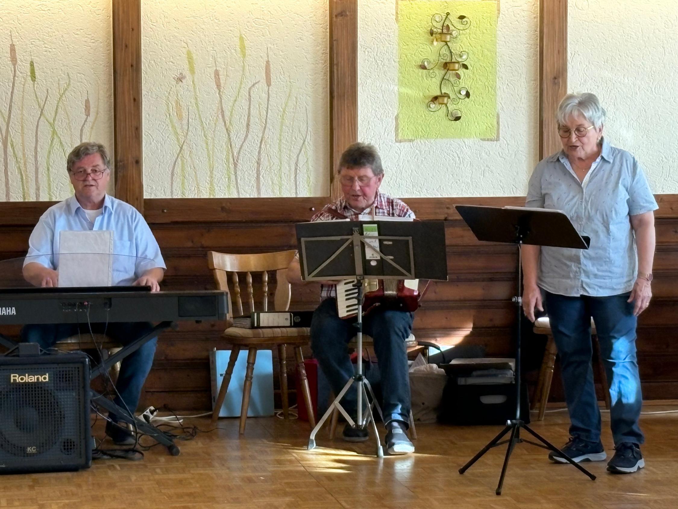 Wirtshaussingen 2027 Bild vom Wirtshaussingen 2027 mit dem Trio 'Fränkischer Wind'