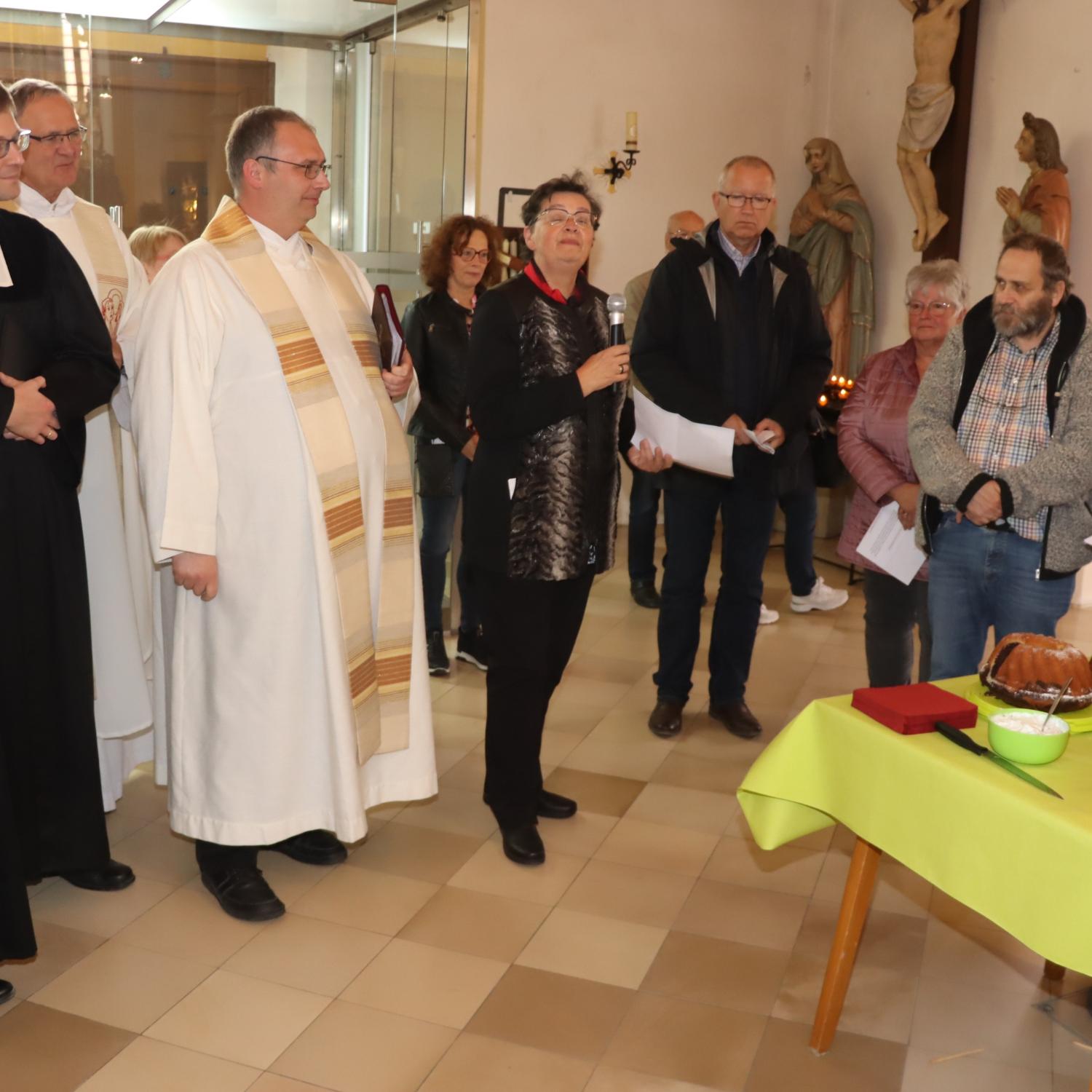 Ökumenischer Gottesdienst, Tisch Weismain und Buchau mit süßen und herzhaften Leckereien